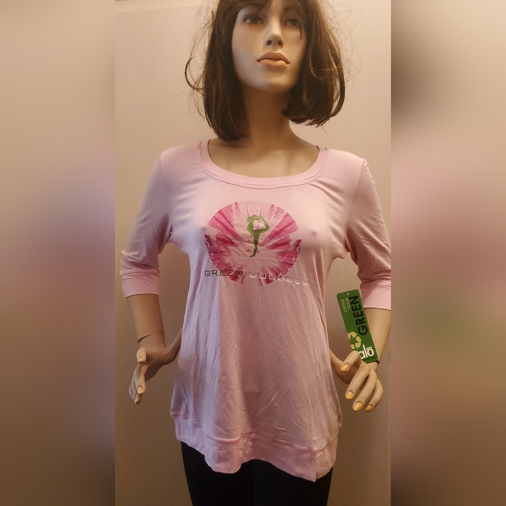 T-shirt Alo Green Color Pink 🩷 .Round neck and three-quarter sleeves.